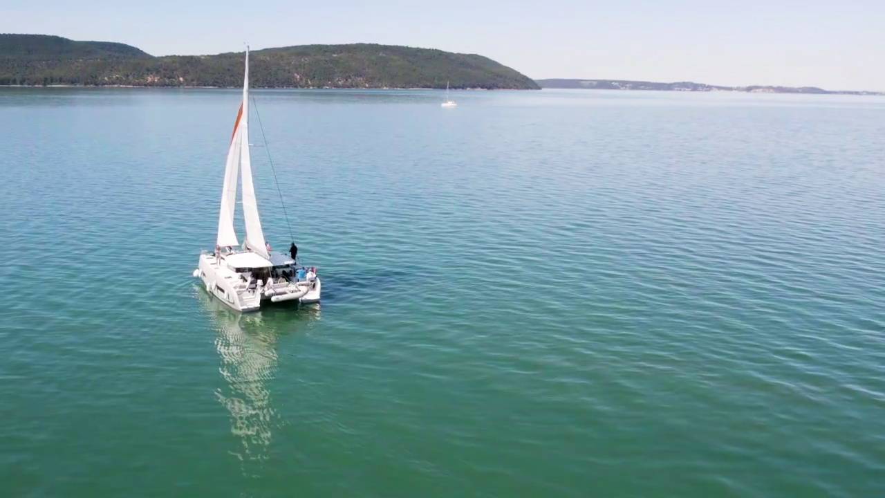 Univers premium d’Akhilleus Challenge à bord du catamaran
