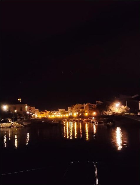Retour de nuit dans le golfe de Fos, lumières du port sur l’eau
