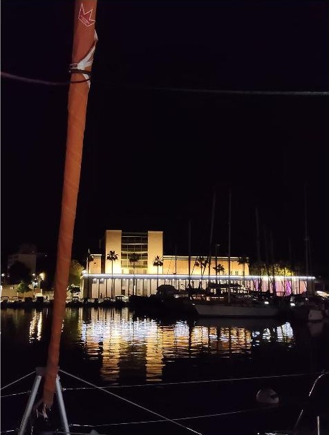 Le catamaran Akhilleus de retour dans le port de nuit